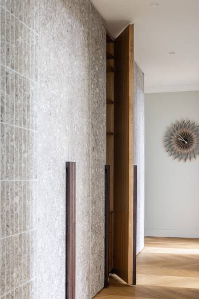 Verstecktes Schrankdesign mit Holzdekor und stilvoller Wanduhr in einer 4-Zimmer-Wohnung.