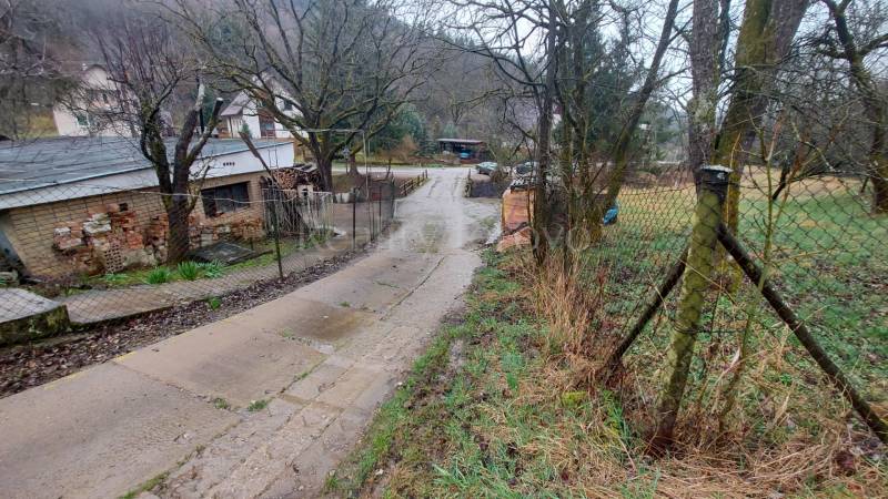 Landhäuser und Wege umgeben von Natur auf Erholungsgrundstücken bei Púchov.