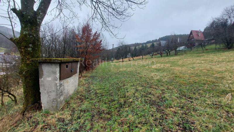Grüne Erholungsgrundstücke in Púchov mit Blick auf die umliegenden Hügel und Bäume.