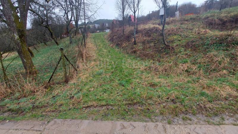 Grünflächen und Bäume auf Erholungsgrundstücken in Púchov, ideal zum Wandern und Entspannen.