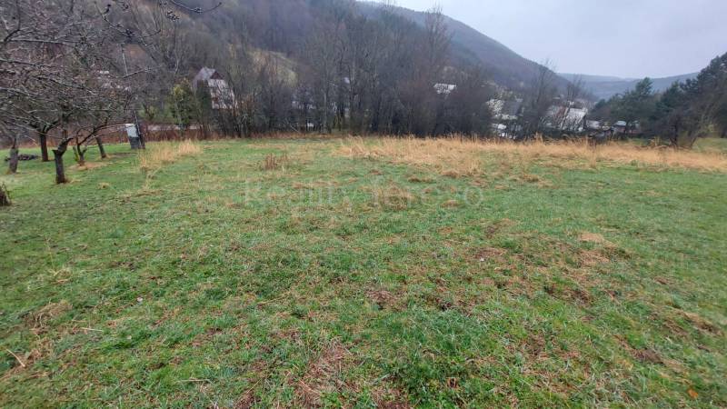 Grünflächen für Erholung in Púchov mit Blick auf die umliegende Natur und Dorfhäuser.