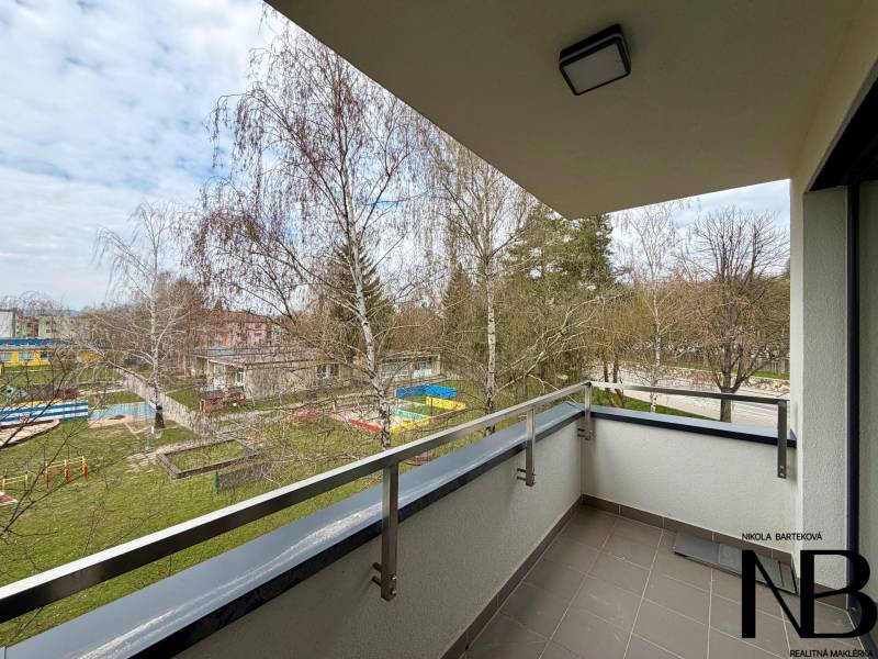 Balkon mit Blick ins Grüne in einer Einzimmerwohnung in der Soblahovská-Straße in Trenčín.