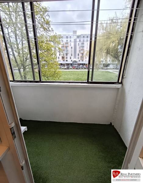 Eine verglaste Loggia mit Grün in einer 4-Zimmer-Wohnung mit Blick auf die Wolkrova-Straße in Petržalka.
