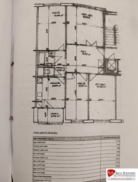 Grundriss einer 4-Zimmer-Wohnung mit Raumaufteilung und Tabelle der Bodenfläche.