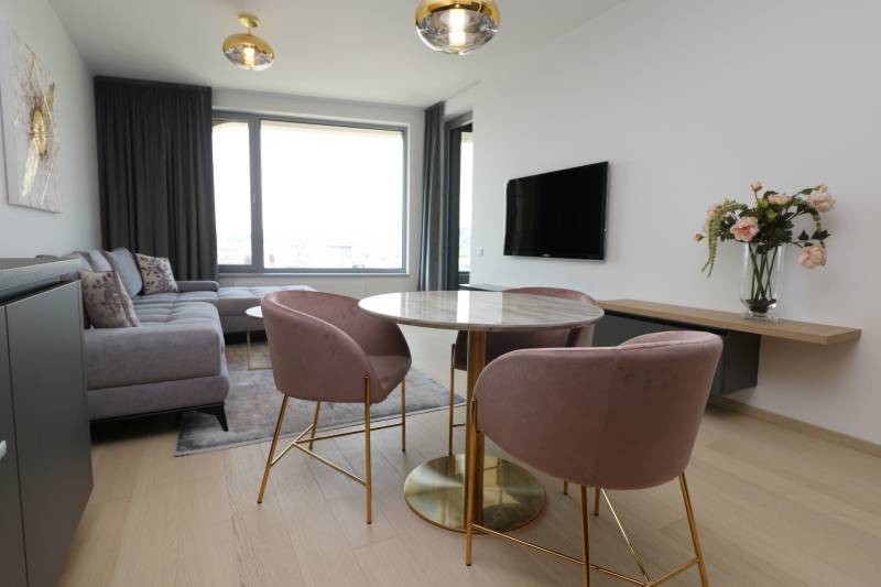 Wohnzimmer in einer 2-Zimmer-Wohnung mit Holzboden und stilvollen Möbeln.