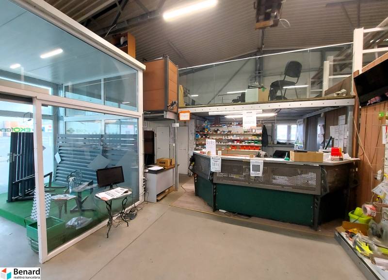 Gewerbeflächen mit Glaswand und Arbeitsbereich, Boden mit Holzdekor.