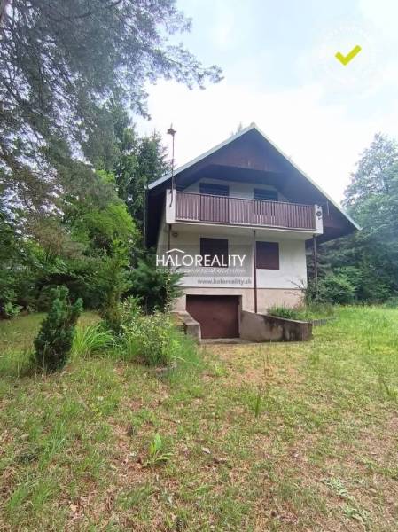 Eine Hütte in Borský Svätý Jur, umgeben von Grün, ideal zum Entspannen und Erholen.