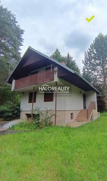 Eine Hütte in Borský Svätý Jur, umgeben von Grün und Wald, mit Balkon und Garten.