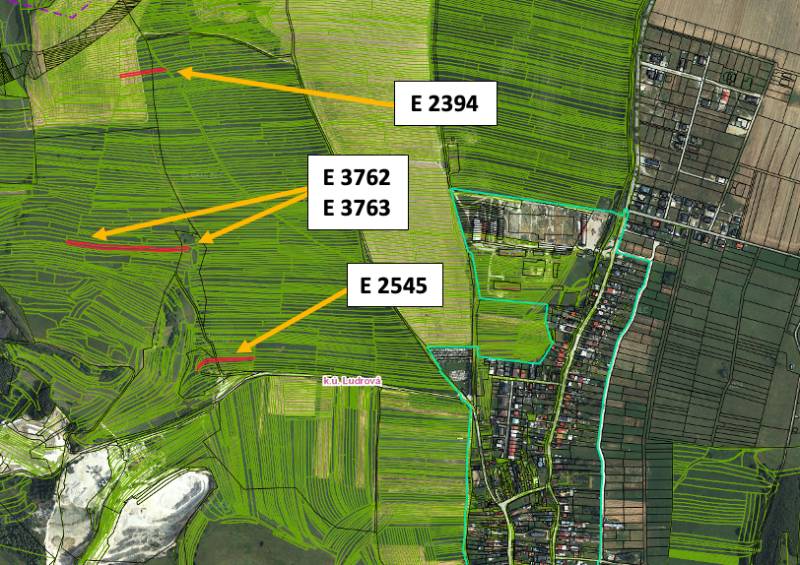 Karte der landwirtschaftlichen und forstwirtschaftlichen Grundstücke in Ludrová mit hervorgehobenen Parzellen.