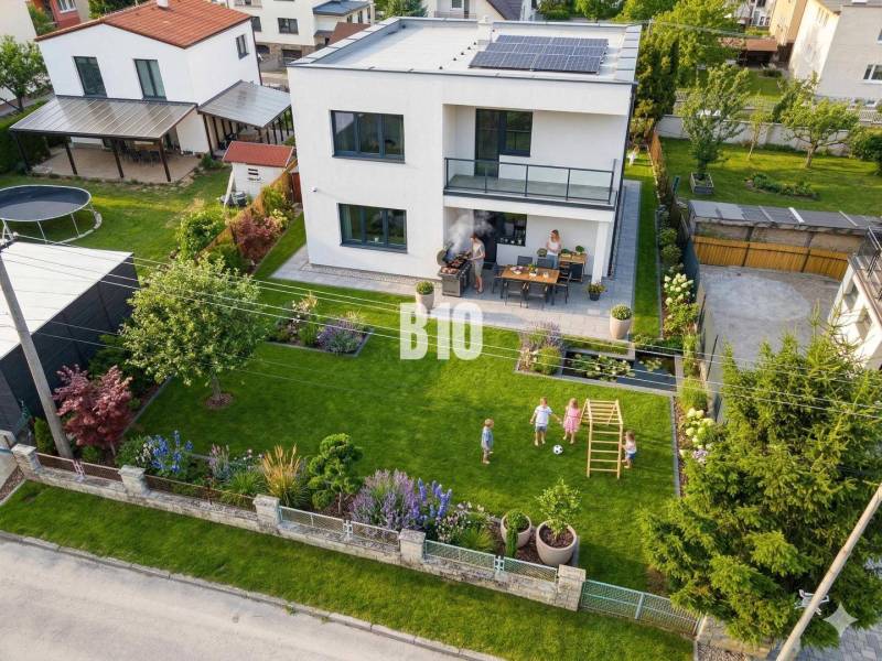 Ein Einfamilienhaus in Martin mit einem gepflegten Garten, einem Pavillon und Solarpaneelen auf dem Dach.