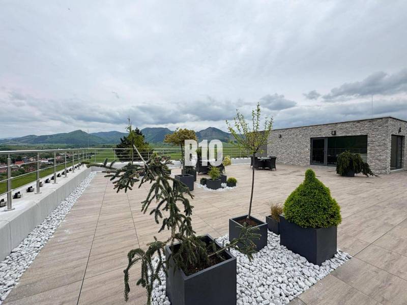 Eine weitläufige Terrasse mit Blick auf die Hügel in Rajecké Teplice in der M. R. Štefánika Straße.