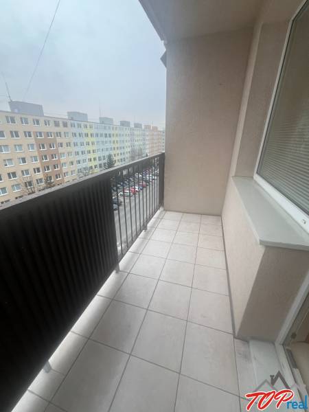 Balkon in einem Einzimmerapartment in der Postupimska-Straße, Košice - Stadtteil Dargovských hrdinov.