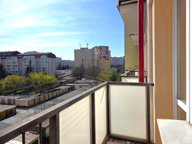 Balkon einer 3-Zimmer-Wohnung, Blick auf ČSA, Košice - Stadtteil Staré Mesto.