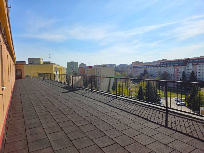 Blick auf die weitläufige Terrasse in Košice, Stadtteil Staré Mesto in der Straße ČSA.