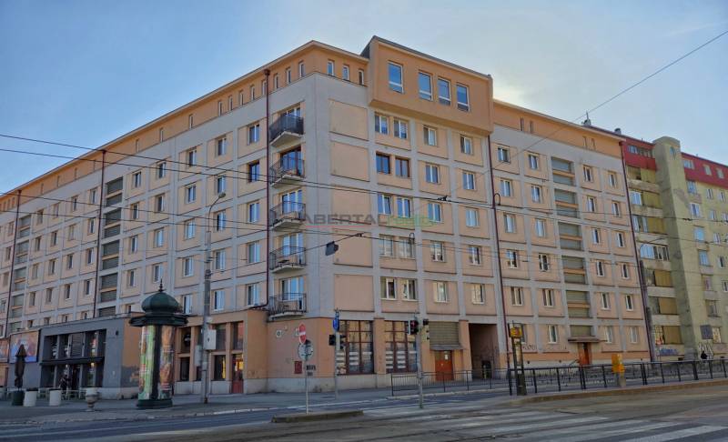 ČSA-Straße in Košice - Stadtteil Staré Mesto mit Wohnhaus und Straßenbahnstrecke.