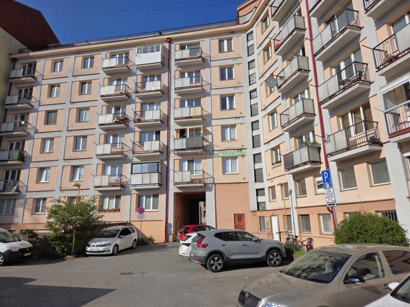 Fünfstöckiges Wohnhaus in der Straße ČSA, Košice - Stadtteil Staré Mesto mit Parkplatz.