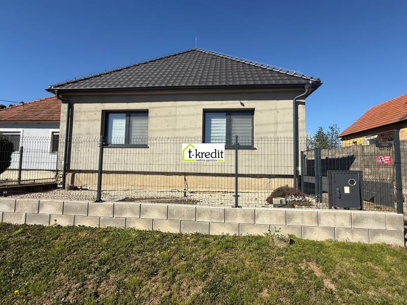 Ein Einfamilienhaus in Zlaté Moravce mit einem Walmdach und einer schlichten Fassade.