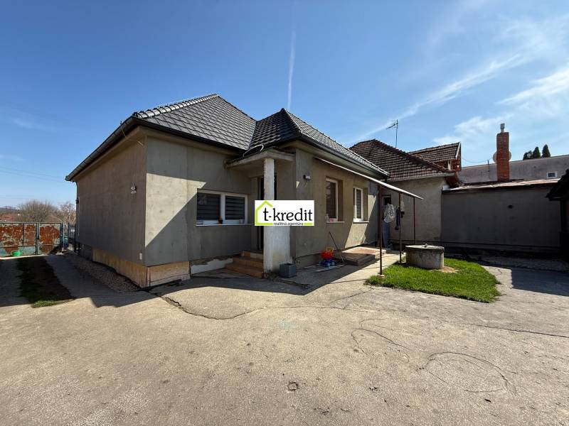Einfamilienhaus in Zlaté Moravce mit unvollendeter Fassade, Eingangsbereich, Hof mit grünem Rasen.