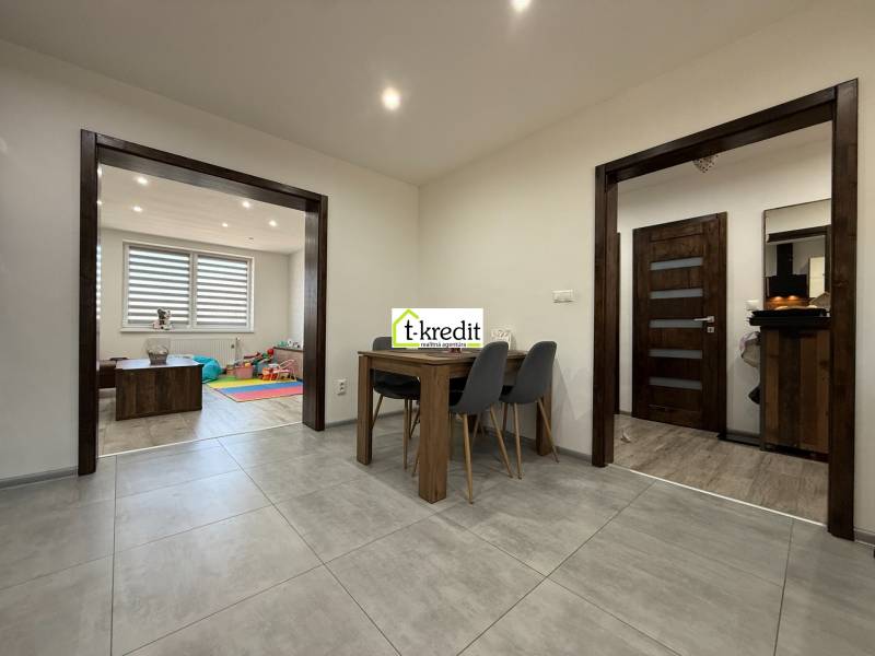 Innenraum eines Einfamilienhauses mit Esstisch, Kinderzimmer und dekorativem Boden.