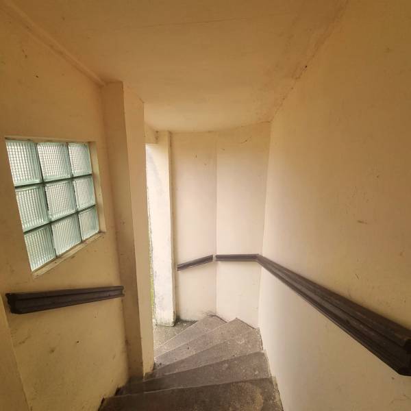 Treppe im Inneren eines Einfamilienhauses mit Glaswand und Geländer.