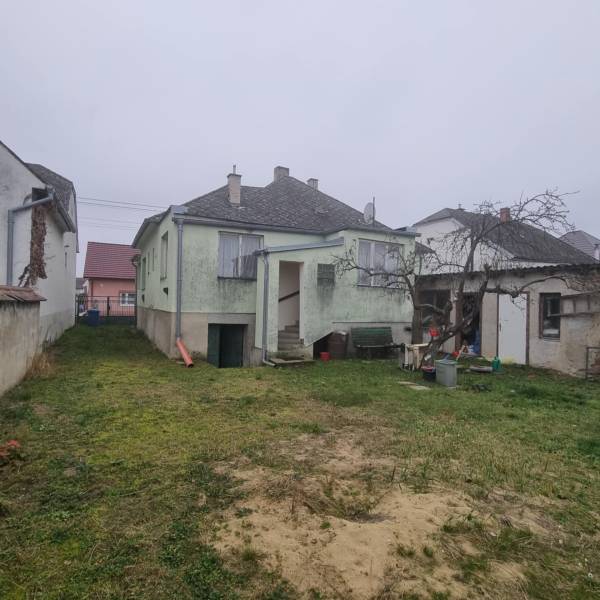 Ein Einfamilienhaus in Malé Leváre mit Garten und Schrägdach.