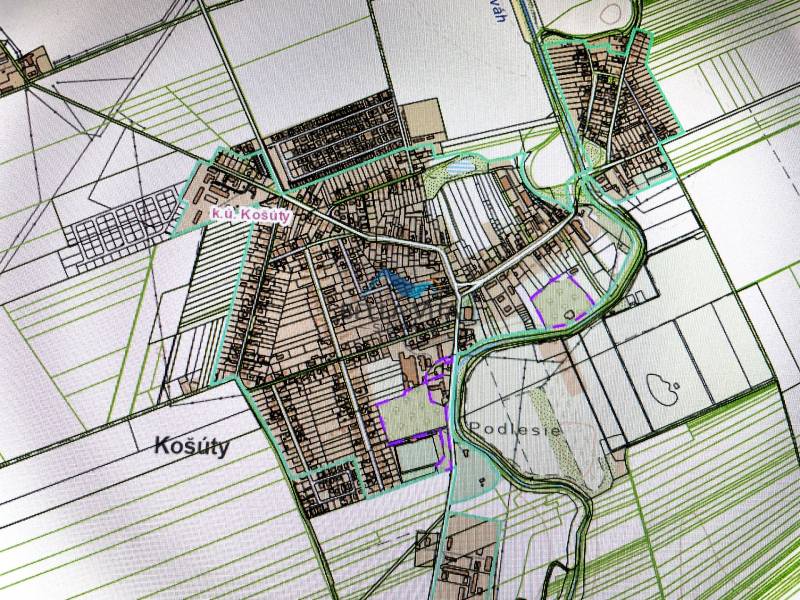 Karte von Košút und Umgebung entlang der Košútska, zeigt Gärten und Parzellierung des Gebiets.
