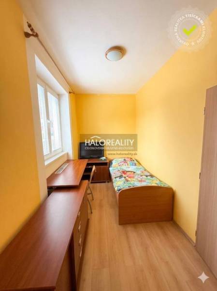 Badezimmer in einer 3-Zimmer-Wohnung mit Eckbadewanne und weißen Fliesen.