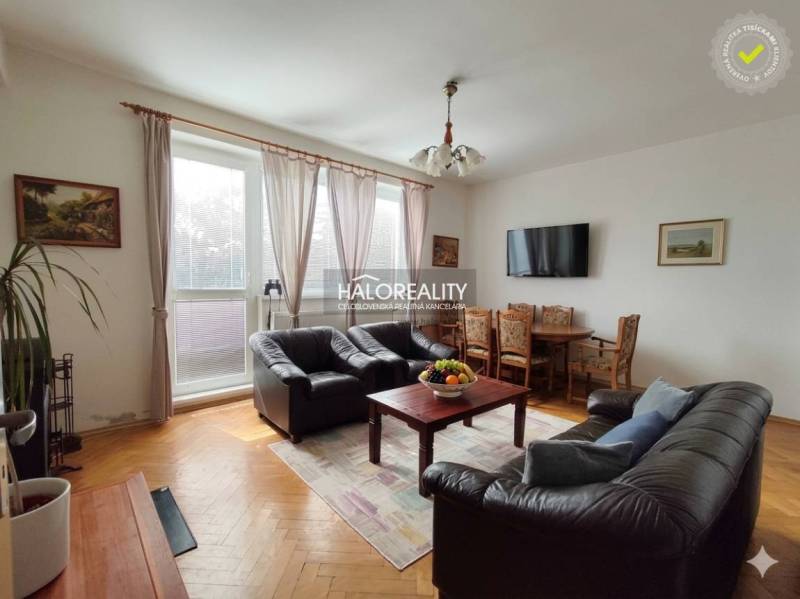 Wohnzimmer mit Ledersofas und Fernseher, mit Holzboden.
