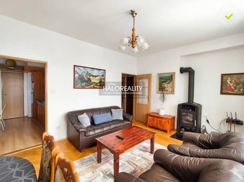 Schlafzimmer in einer 3-Zimmer-Wohnung mit Holzboden und Doppelbett.