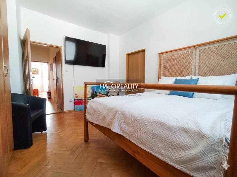 Badezimmer in einer 3-Zimmer-Wohnung mit Waschmaschine und Badewanne hinter einem Vorhang.
