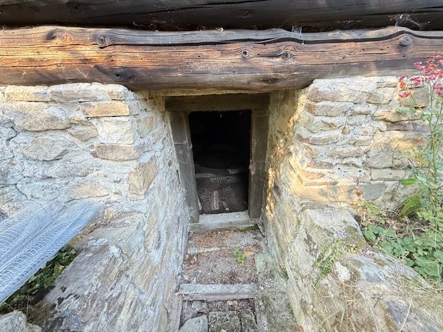 Steinerner Eingang zum Keller unter der Hütte in Horná Mariková.