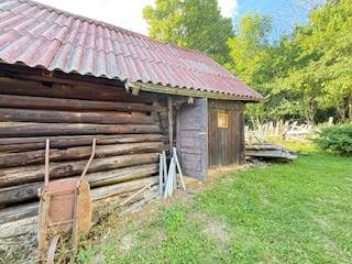 Eine Hütte in Horná Mariková aus Holz, mit einem Blechdach und einer Umgebung voller Grün.
