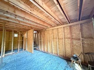 Hütte mit Holzdach und Kiesboden in Horná Mariková.