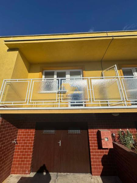 Einfamilienhaus in Nové Zámky in der Straße Nové Zámky mit Balkon und Ziegelverkleidung.