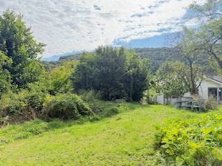 Der Garten beim Einfamilienhaus in Krivosúdy-Bodovka, umgeben von Grün und Bäumen.