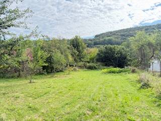 Der Garten des Einfamilienhauses in Krivosúd-Bodovka in der Straße Krivosúd - Bodovka, umgeben von Grün.