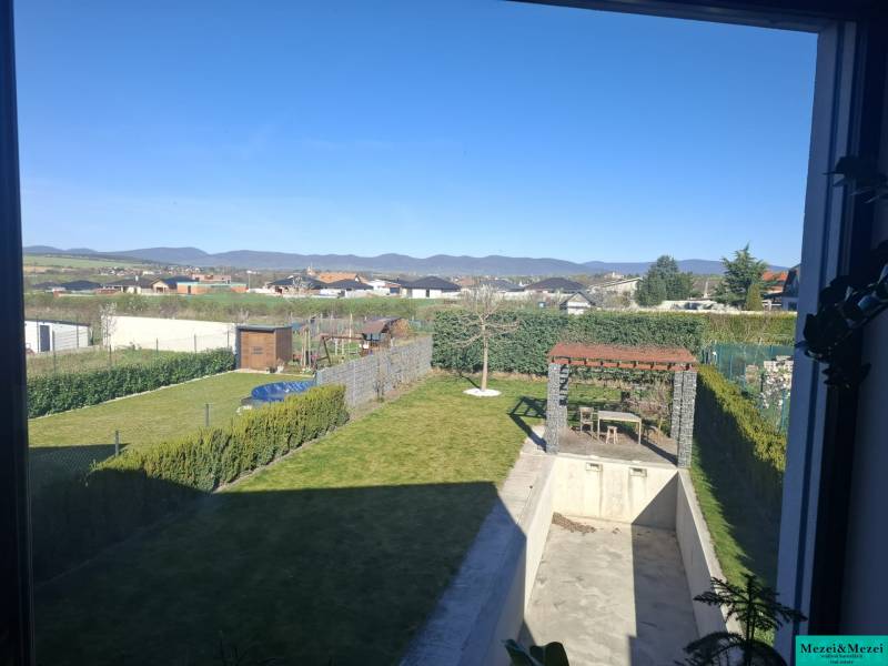Der Garten eines Einfamilienhauses in Zvončín mit Pavillon und Pool, Blick auf die Hügel.