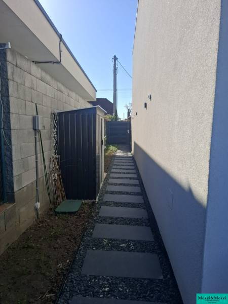 Ein schmaler Seitenweg mit Kies im Einfamilienhaus in Zvončín.