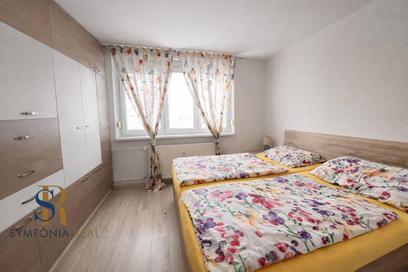 Spálňa s kvetinovými prikrývkami.png