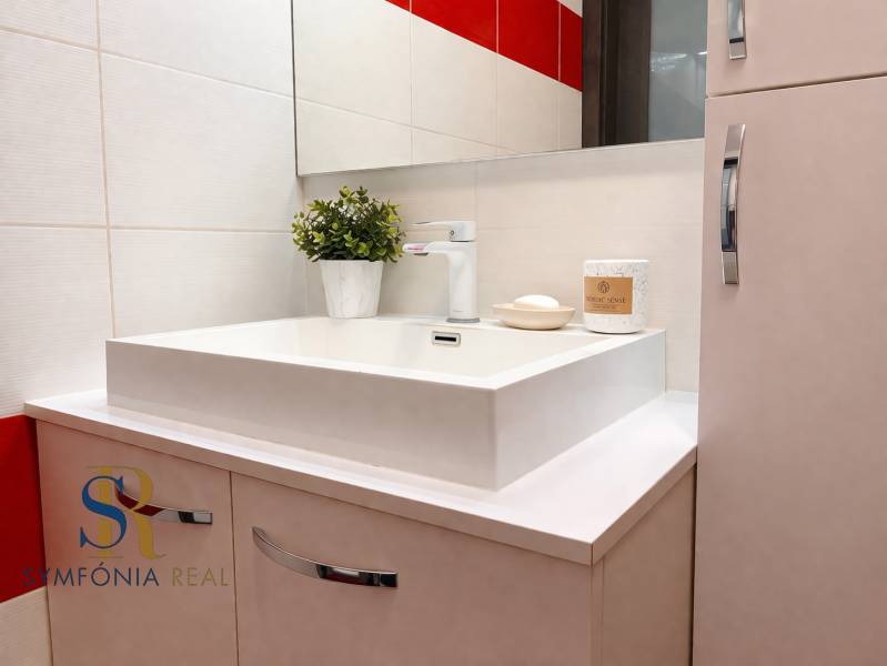 Moderná kúpeľňa s minimalistickým dizajnom.png