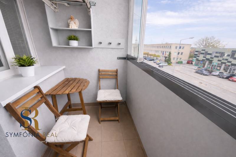 Útulný balkón s dreveným nábytkom.png