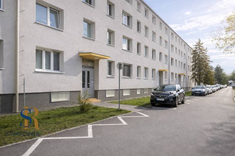 Moderná ulica so zaparkovanými autami.png