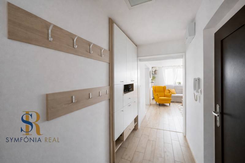 Moderná chodba s farebným akcentom.png