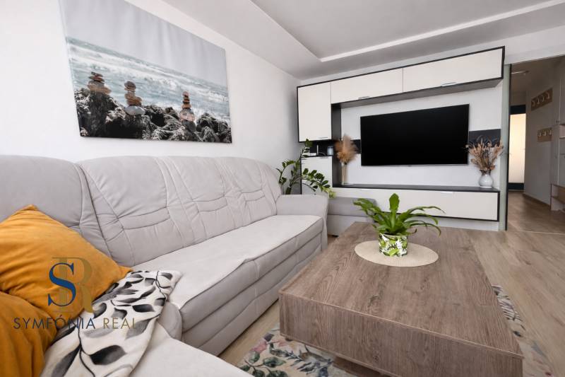 Moderný obývací priestor s kvetmi.png