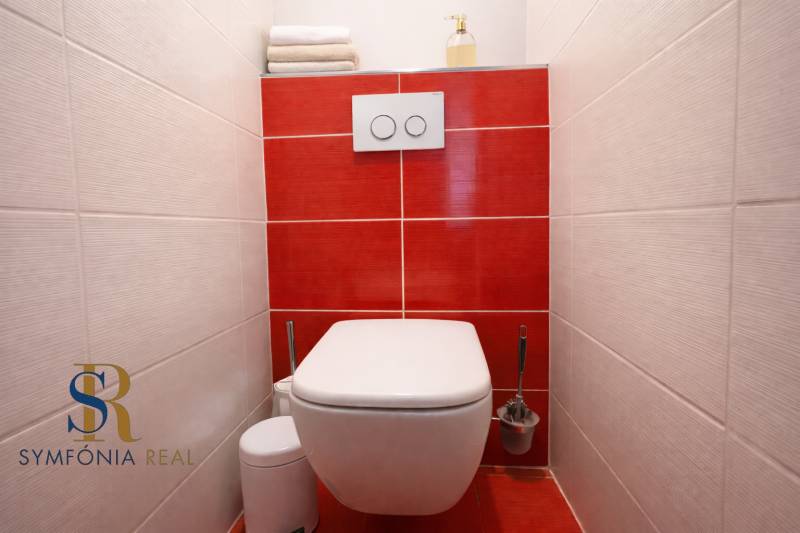 Modern kúpeľňa s červenými obkladmi.png