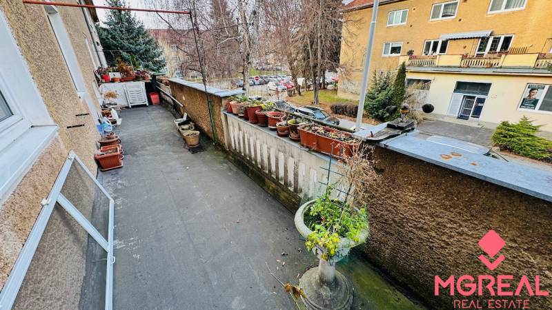 Ein Balkon mit Blumenkästen und Blick auf die F. Madvu Straße in Prievidza bietet eine ruhige Umgebung.