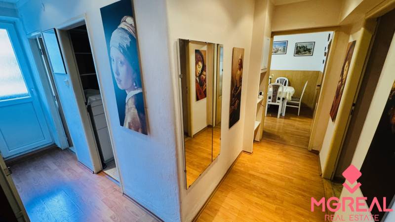 Flur mit Spiegel und Holzboden in einer 3-Zimmer-Wohnung.