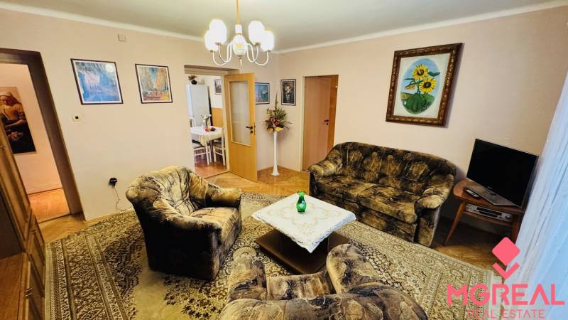 Wohnzimmer mit Sesseln, Sofa und Teppich in einer 3-Zimmer-Wohnung.