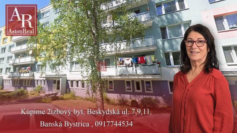 Das Wohnhaus in der Beskydská 9 in Banská Bystrica mit Grünflächen und einer Frau im Vordergrund.