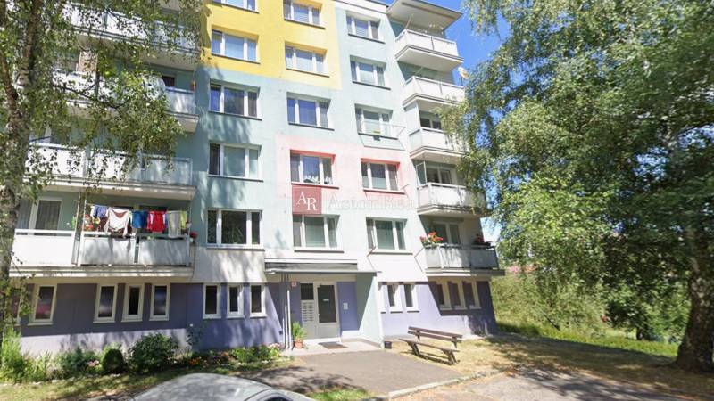 Das bunte Wohnhaus in der Beskydská 9 in Banská Bystrica, umgeben von Grün.